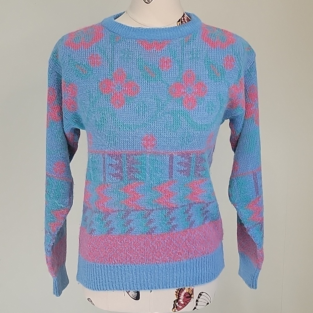 E Z SPIRIT vintage crewneck sweater.  Floral design.  Wool blend. Size is Small.